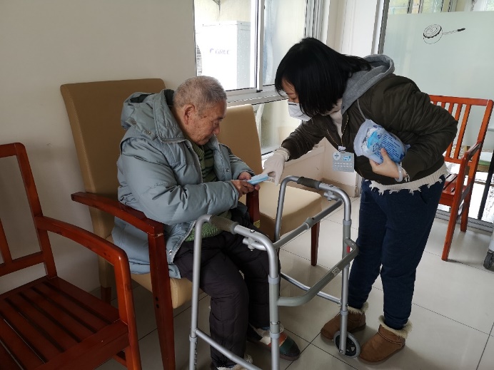 有一家医疗科技公司组织到一批货,可以提供给养老机构
