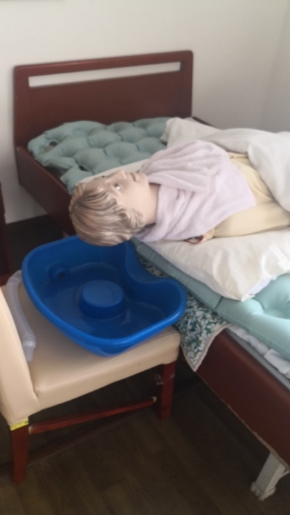 【 床上洗头】       卧床老人的个人卫生问题需要更专业,更细心